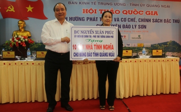 Phó Thủ tướng Chính phủ Nguyễn Xuân Phúc đã trao tặng 10 căn nhà tình nghĩa trị giá khoảng 500 triệu đồng cho 10 hộ nghèo tỉnh Quảng Ngãi