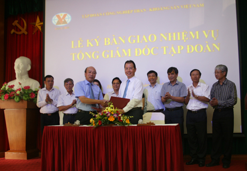 Chủ tịch Vinacomin (áo xanh) bàn giao nhiệm vụ cho tân Tổng giám đốc tập đoàn
