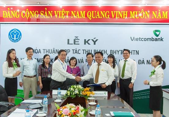 Đại diện BHXH T.P Đà Nẵng và Vietcombank Đà Nẵng ký kết thỏa thuận