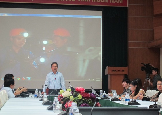 Đồng chí Nguyễn Văn Biên - Phó Tổng Giám đốc Vinacomin báo cáo tình hình sản xuất kinh doanh 9 tháng đầu năm