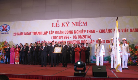 Đại diện Tập đoàn Công nghiệp Than và Khoáng sản Việt Nam nhận Huân chương Độc lập hạng Ba