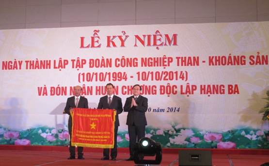 Phó Thủ tướng Hoàng Trung Hải trao tặng Cờ thi đua của Chính phủ cho Tập đoàn Than - Khoáng sản