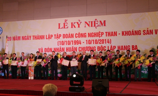 Đại diện lãnh đạo Tập đoàn Than - Khoáng sản Việt Nam tặng Bằng khen của Tập đoàn cho các tập thể và cá nhân tiêu biểu