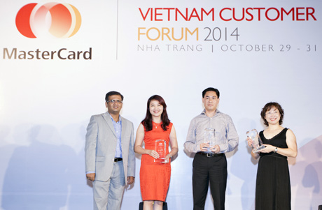 Phó Giám đốc Khối Bán lẻ kiêm Giám đốc Trung tâm Thẻ VietinBank Phạm Văn Khoa nhận Giải thưởng về doanh số thanh toán