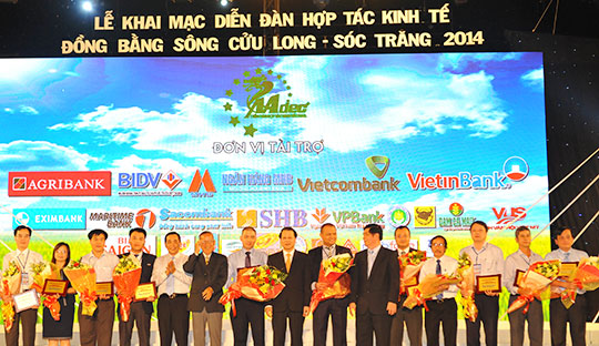 Phó Tổng Giám đốc VietinBank Nguyễn Văn Du (thứ 3 phải sang) nhận Bảng vàng vinh danh của Ban chỉ đạo Tây Nam Bộ