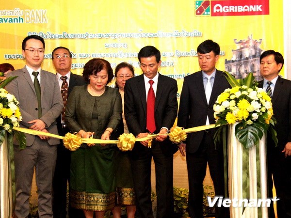 Lễ cắt băng khai trương dịch vụ ngân hàng trực tuyến của Agribank tại Lào. (Ảnh: Hoàng Chương)