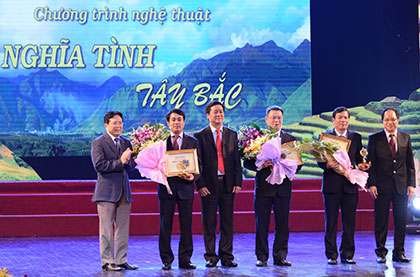 Đại diện VietinBank, Phó Tổng Giám đốc Trần Minh Bình (thứ 3 phải sang) nhận Kỷ niệm chương của Ban Tổ chức