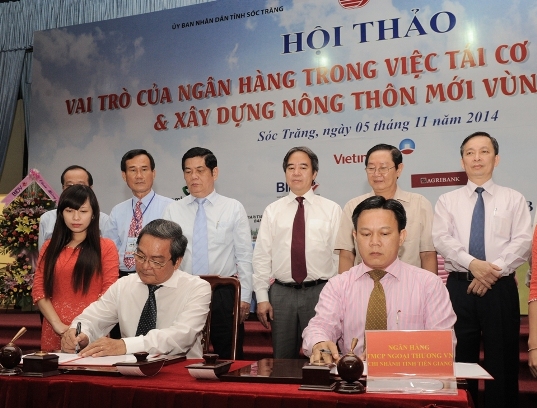 Đại diện Vietcombank Tiền Giang và Công ty TNHH Việt Hưng ký hợp đồng vay vốn 