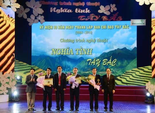 Nghiêm Xuân Thành (thứ 2 từ trái sang), Chủ tịch HĐQT Vietcombank vinh dự nhận Giấy khen, Kỷ niệm chương của Ban Chỉ đạo Tây Bắc vì những đóng góp của Vietcombank cho 14 tỉnh Tây Bắc những năm qua