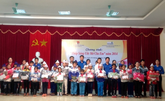 -	Vietcombank trao quà tặng cho các em học sinh nghèo vượt khó tại huyện Kỳ Sơn - Nghệ An