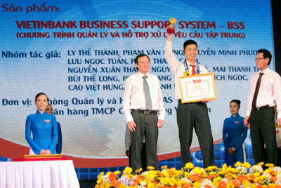 Đại diện nhóm tác giả sản phẩm VietinBank BSS nhận tuyên dương tại buổi lễ