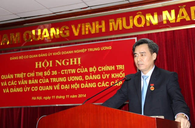 Đồng chí Nguyễn Quang Dương, Phó Bí thư Đảng ủy Khối DNTW quán triệt các văn bản chỉ đạo, hướng dẫn của Trung ương và của Đảng ủy Khối DNTW.