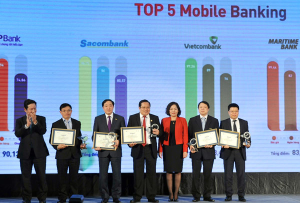 Phó Tổng Giám đốc VietinBank Nguyễn Văn Du (thứ 2 phải sang) nhận danh hiệu Top 5 Ngân hàng có dịch vụ Mobile Banking được yêu thích nhất