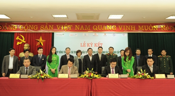 Đại diện ngân hàng đầu mối thu xếp vốn cho dự án, ông Nguyễn Mỹ Hào - Giám đốc Sở giao dịch Vietcombank (hàng đầu, thứ 2 từ trái sang) tham gia ký kết hợp đồng tín dụng tài trợ vốn cho dự án BOT Hà Nội - Bắc Giang