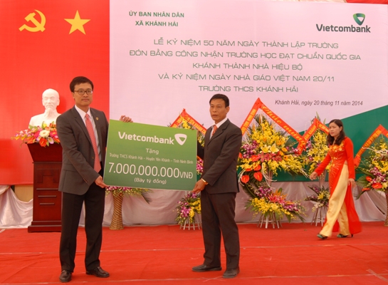 Tổng giám đốc Vietcombank Phạm Quang Dũng trao tượng trưng số tiền 7 tỷ đồng cho lãnh đạo địa phương