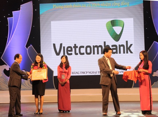 Đại diện Vietcombank nhận biểu trưng tôn vinh doanh nhiệp đóng góp tích cực trong công tác an sinh xã hội, cho sự nghiệp phòng tránh và khắc phục hậu quả thiên tai -  trách nhiệm chung vì cộng đồng trong năm 2014