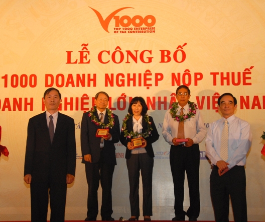 Đại diện Vietcombank (đứng giữa) nhận Giải thưởng Top 10 đơn vị nộp thuế thu nhập doanh nghiệp lớn nhất Việt Nam