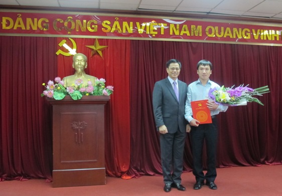 Đồng chí Nguyễn Văn Ngọc - Phó Bí thư thường trực Đảng ủy Khối DNTW đã trao Quyết định tiếp nhận và bổ nhiệm cho đồng chí Trịnh Ngọc Đức