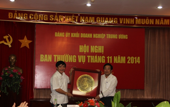 Bí thư Đảng ủy Khối DNTW tặng biểu trưng cho Đảng ủy Tập đoàn Dầu khí Việt Nam