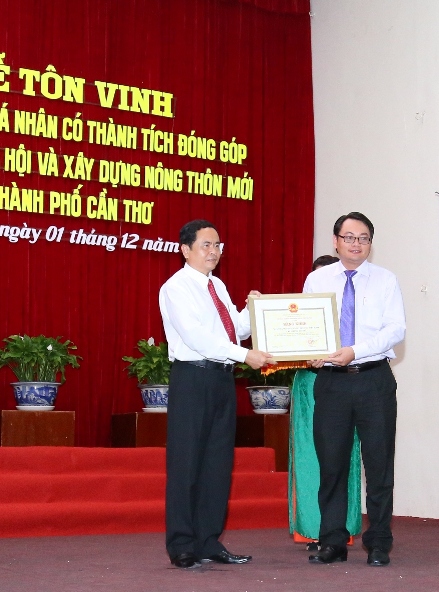 Vietcombank, ông Trần Long Giang - Phó giám đốc phụ trách điều hành Chi nhánh Vietcombank Cần Thơ (ngoài cùng bên phải) nhận bằng khen vinh danh của Thành ủy Cần Thơ
