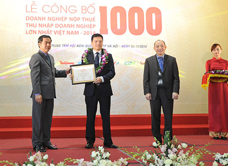 Phó Tổng Giám đốc VietinBank Phạm Huy Thông nhận Chứng nhận V1000