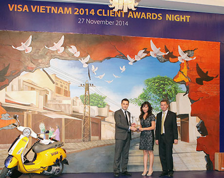 Phó Giám đốc Trung tâm Thẻ VietinBank Nguyễn Thuý Hằng nhận Giải thưởng của Visa