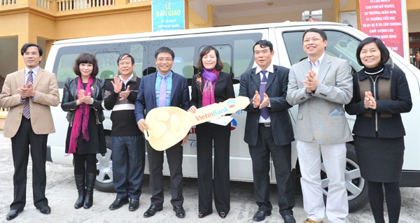 VietinBank tặng xe cứu thương cho tỉnh Ninh Bình