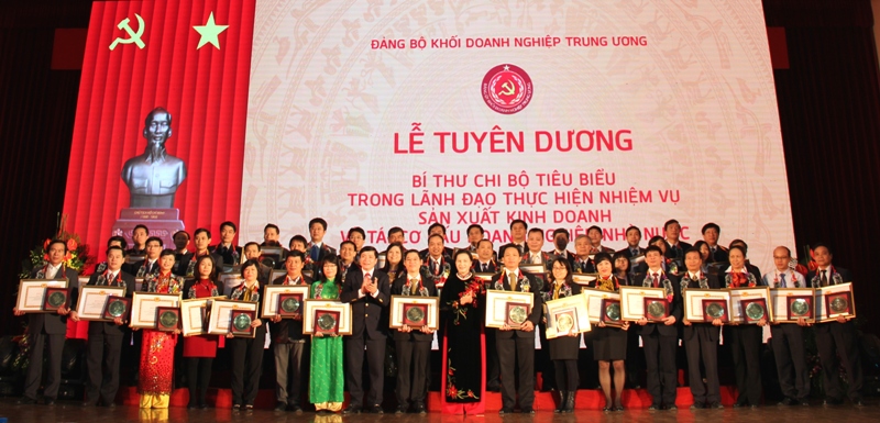 Các đồng chí Bí thư Chi bộ tiêu biểu nhận khen thưởng tại Lễ Tuyên dương.