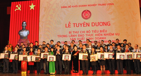 Phó Chủ tịch Quốc hội Nguyễn Thị Kim Ngân và Bí thư Đảng ủy Khối DNTW trao tặng Bằng khen và biểu trưng cho các bí thư chi bộ tiêu biểu