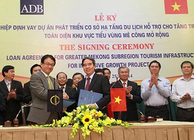 Thống đốc Nguyễn Văn Bình ký hiệp định với đại diện ADB
