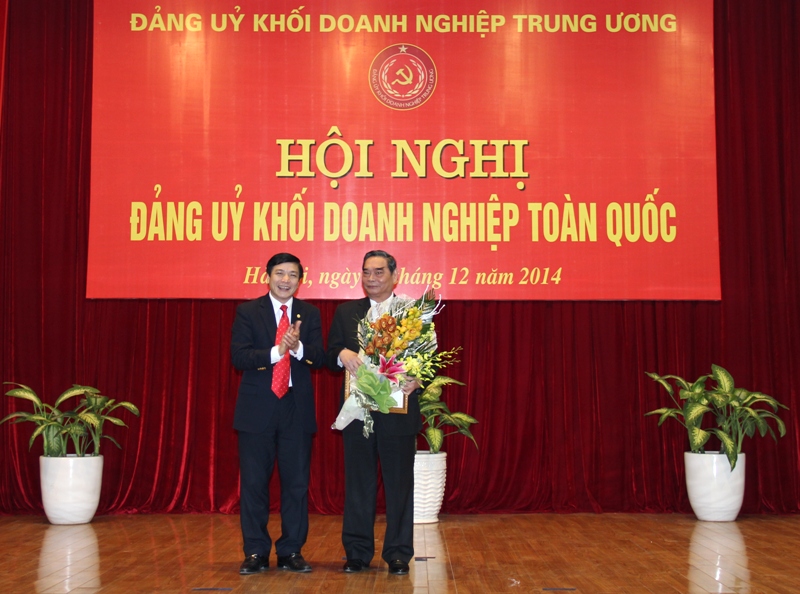 Đồng chí Bí thư Đảng ủy Khối DNTW trao Kỷ niệm chương Vì sự nghiệp xây dựng Đảng trong Doanh nghiệp Việt Nam tặng đồng chí Thường trực Ban Bí thư.