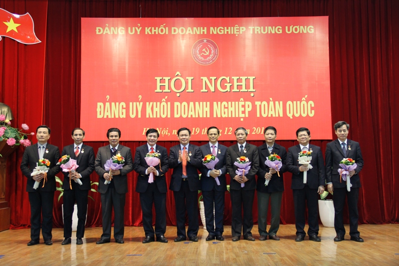 Các đồng chí nhận Kỷ niệm chương Vì sự nghiệp xây dựng Đảng trong doanh nghiệp Việt Nam.