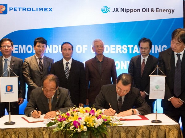 Ông Bùi Ngọc Bảo, Chủ tịch Hội đồng quản trị Petrolimex và ông Yasushi Kimura, Chủ tịch Hội đồng quản trị JX Holding/JX NOE ký Biên bản ghi nhớ