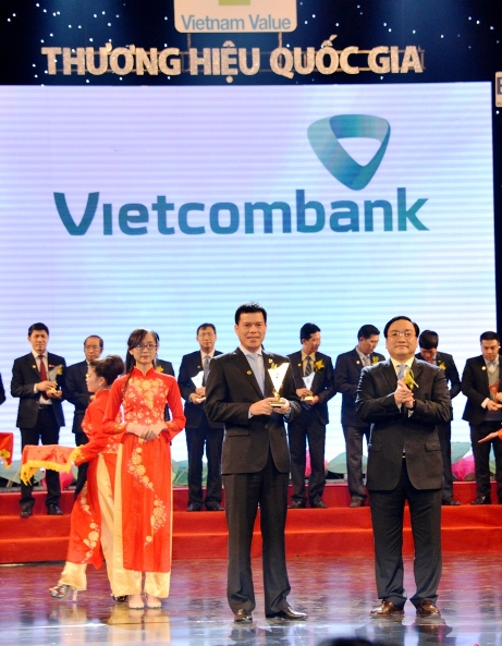 Vietcombank nhận Biểu trưng Thương hiệu Quốc gia năm 2014 từ Phó Thủ tướng Hoàng Trung Hải