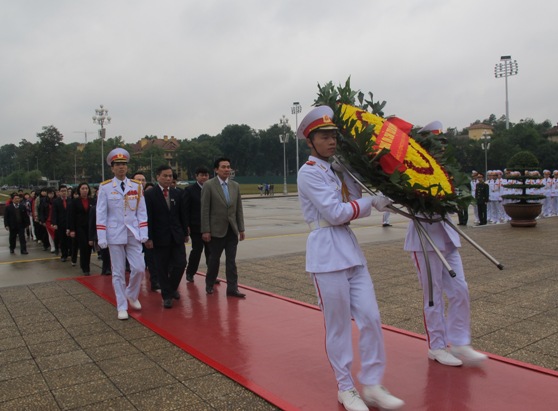 Các đại biểu dâng hoa vào lăng viếng Bác