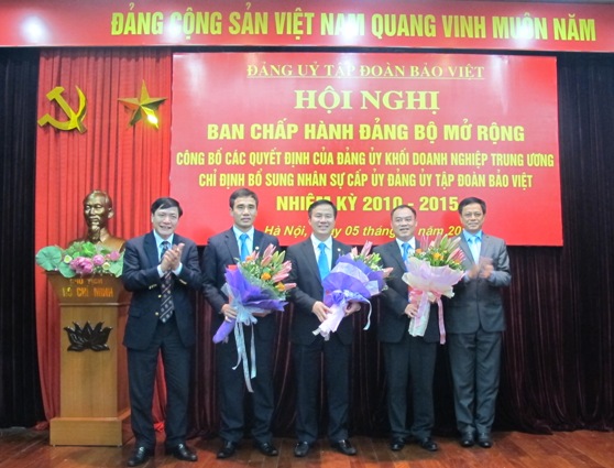 Đại diện lãnh đạo Đảng ủy Khối DNTW trao Quyết định chỉ định bổ sung nhân sự cấp ủy Đảng ủy Tập đoàn Bảo Việt