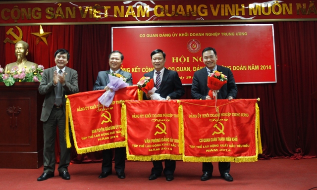 Đại diện các Tập thể lao động xuất sắc nhận khen thưởng của Đảng ủy Khối.