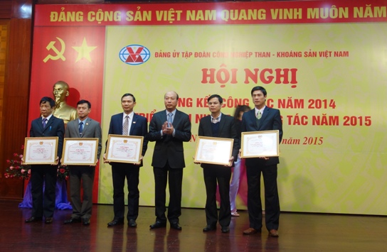 Đồng chí Lê Minh Chuẩn - Bí thư Đảng ủy, Chủ tịch HĐTV TKV trao Giấy khen của Đảng ủy Tập đoàn cho 5 chi, đảng bộ đạt trong sạch vững mạnh tiêu biểu
