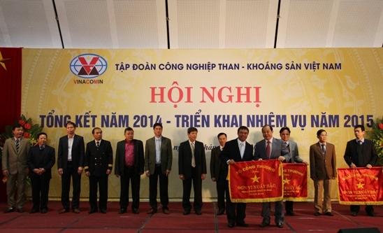 hứ trưởng Bộ Công Thương Nguyễn Cẩm Tú tặng cờ Thi đua cho các đơn vị TKV có thành tích xuất sắc