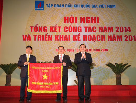 Phó Thủ tướng Hoàng Trung Hải trao Cờ thi đua của Chính phủ cho Tập đoàn PVN