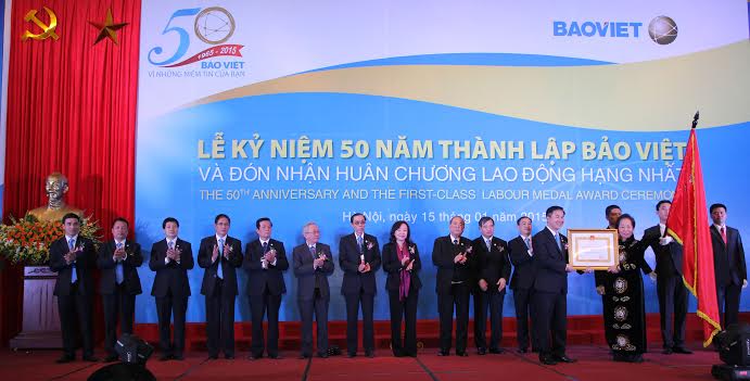 Phó Chủ tịch nước Nguyễn Thị Doan trao Huân chương Lao động hạng Nhất cho Tập đoàn Bảo Việt