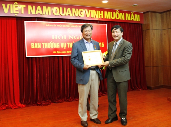 Bí thư Đảng ủy Khối DNTW Bùi Văn Cường trao Kỷ niệm chương cho đồng chí Phạm Viết Muôn