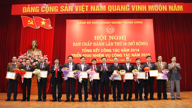 Các đồng chí được nhận kỷ niệm chương Vì sự nghiệp xây dựng Đảng trong doanh nghiệp Nhà nước.