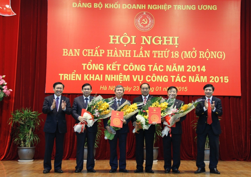 Trao Quyết định chỉ định Ủy viên Ban Chấp hành Đảng bộ Khối nhiệm kỳ 2010 - 2015.