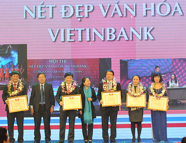 Công đoàn Ngân hàng Việt Nam tặng Bằng khen cho các cá nhân xuất sắc