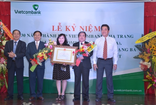 trao Huân chương Lao động hạng Ba và tặng hoa cho Ban giám đốc Vietcombank Khánh Hòa