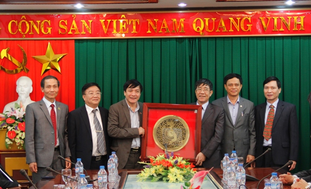 Đồng chí Bí thư Đảng ủy Khối trao biểu trưng của Đảng ủy Khối DNTW tặng Công ty TNHH MTV Phân đạm và Hóa chất Hà Bắc.
