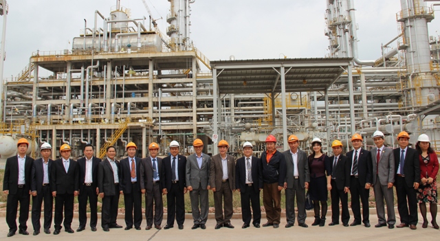 Đoàn công tác của Đảng ủy Khối DNTW chụp ảnh lưu niệm với cán bộ, công nhân viên, lao động Công ty Phân đạm và Hóa chất Hà Bắc.