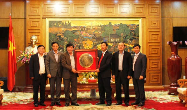 Đồng chí Bùi Văn Hải, Phó Bí thư Tỉnh ủy, Chủ tịch UBND tỉnh Bắc Giang nhận biểu trưng của Đảng ủy Khối DNTW.