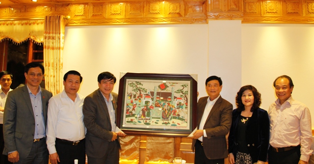 Đồng chí Trần Văn Túy, Ủy viên Trung ương Đảng, Bí thư Tỉnh ủy Bắc Ninh tặng quà lưu niệm Đảng ủy Khối DNTW.